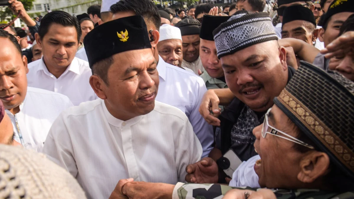 Gubernur Jawa Barat Dedi Mulyadi (tengah) bersalaman dengan warga usai melaksanakan shalat idulfitri 1446 Hijriah di Lapangan Gasibu, Kota Bandung, Senin (31/3). Foto: Dimas Rachmatsyah / Jabar Ekspres