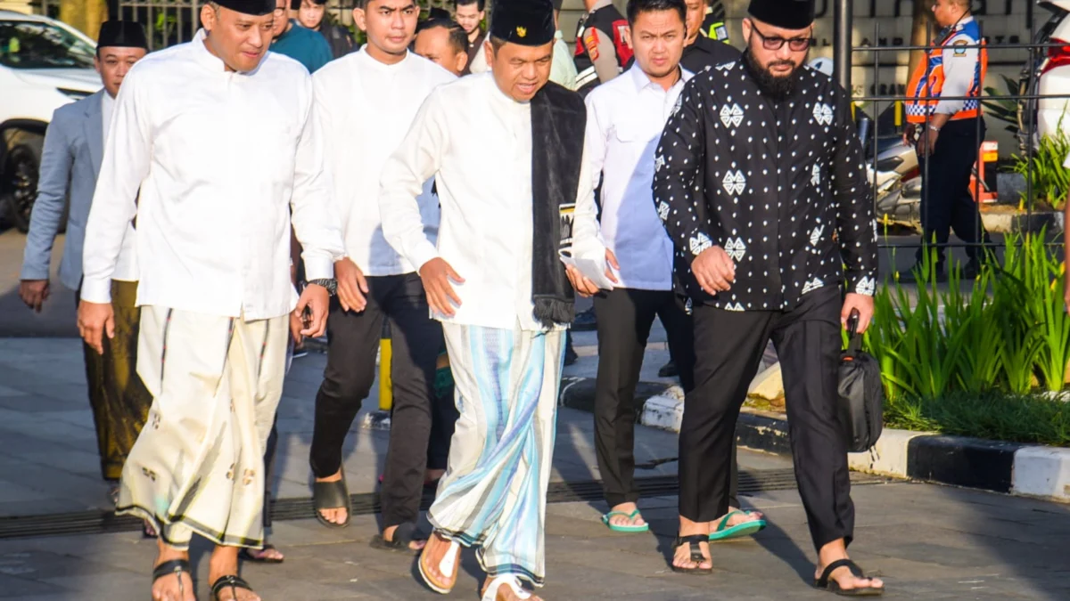 Gubernur Jawa Barat Dedi Mulyadi (tengah) berjalan untuk melaksanakan shalat idulfitri 1446 Hijriah di Lapangan Gasibu, Kota Bandung, Senin (31/3). Foto: Dimas Rachmatsyah / Jabar Ekspres