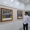 Bupati Bogor, Rudy Susmanto saat mengamati hasil karya Pewarta Foto Indonesia (PFI). Foto: Sandika / Jabar Ekspres