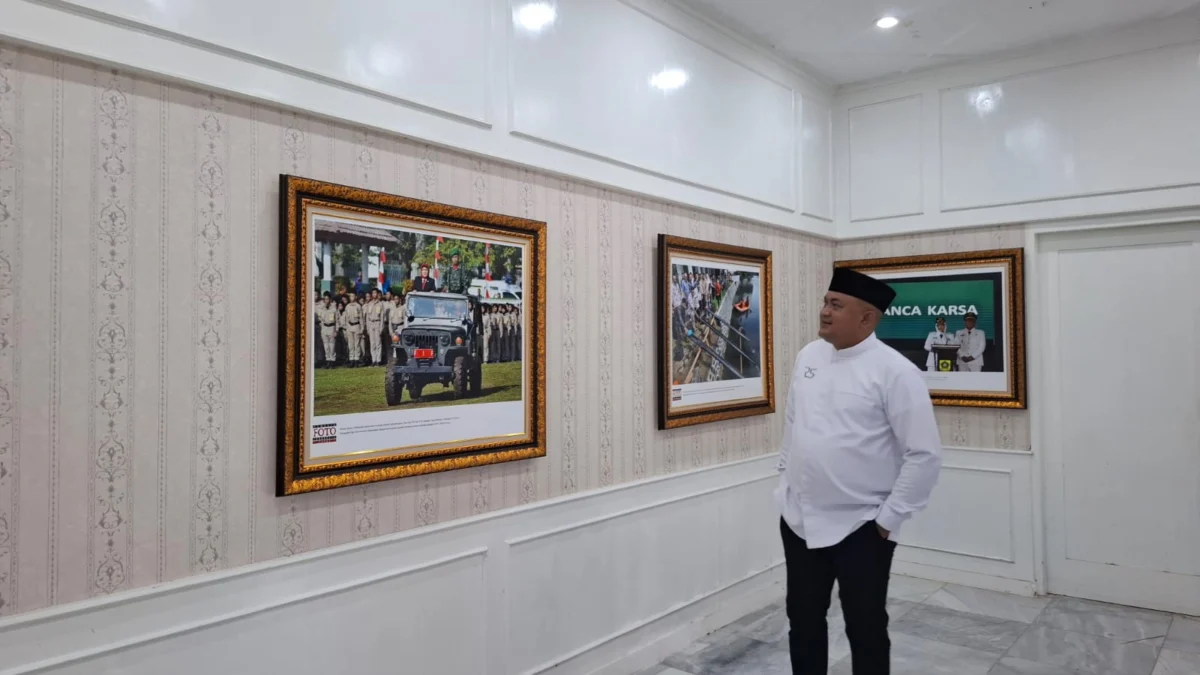 PFI Bogor Gelar Pameran Foto di Acara Open House Pemkab, Bupati Sampaikan Hal Ini! Bupati Bogor, Rudy Susmanto saat mengamati hasil karya Pewarta Foto Indonesia (PFI). Foto: Sandika / Jabar Ekspres
