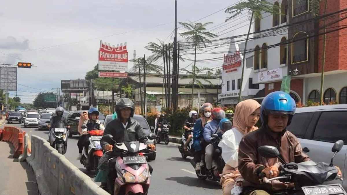 Arus Lalu Lintas dari arah Cianjur menuju Bandung mengalami kepadatan. Senin (31/3). Dok Jabar Ekspres/Suwitno