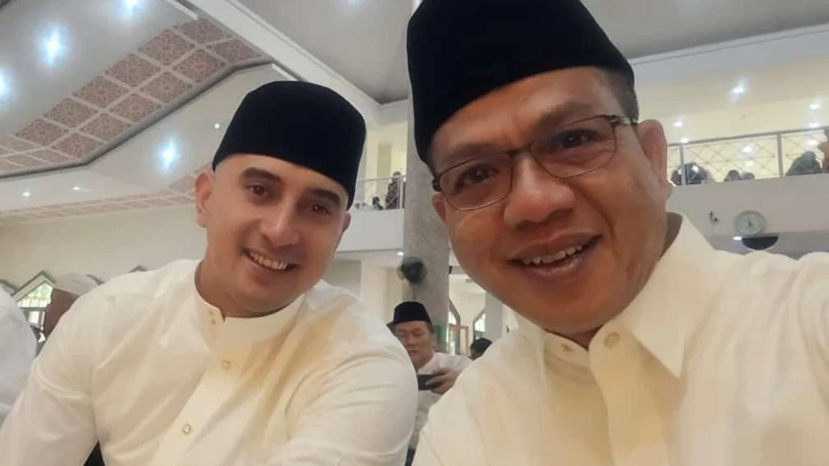 Bupati Bandung, Dadang Supriatna (kanan) bersama Wakil Bupati Bandung, Ali Syakieb (kiri) saat duduk dan foto bersama sebelum pelaksanaan sholat Idul Fitri 1446 H di Masjid Al Fathu Komplek Pemkab Bandung, Soreang. Foto: Bupati Bandung for Jabar Ekspres
