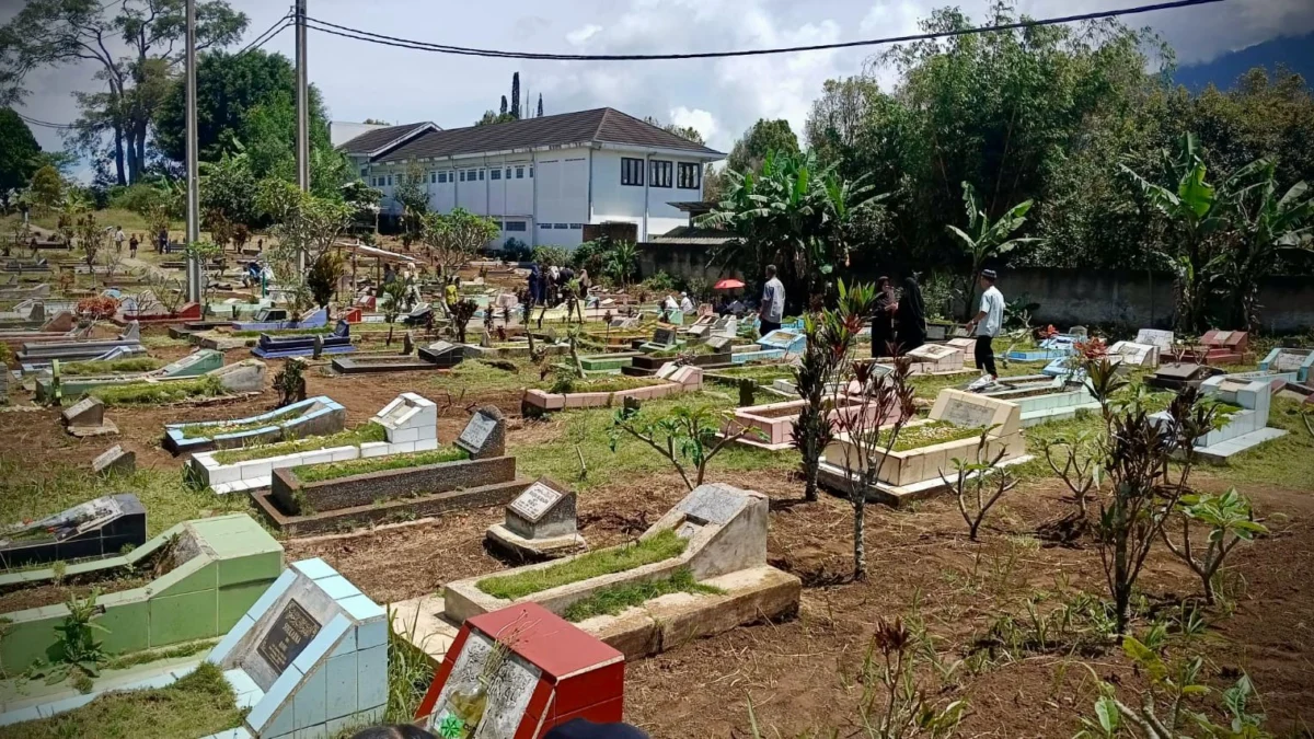 Masyarakat saat berziarah di TPU Penclut Kampung Gandrung, Desa Jambudipa, Kecamatan Cisarua, Bandung Barat. Senin (31/3). Dok Jabar Ekspres/Suwitno