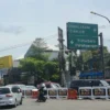 Suasana arus kendaraan di persimpangan pintu masuk tol Padalarang, Bandung Barat. Senin (31/3). Dok Jabar Ekspres/Suwitno