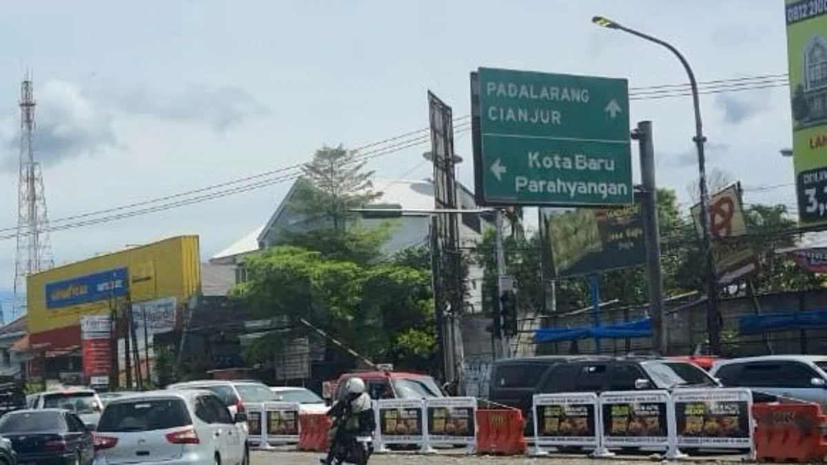 Suasana arus kendaraan di persimpangan pintu masuk tol Padalarang, Bandung Barat. Senin (31/3). Dok Jabar Ekspres/Suwitno