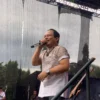 Vokalis Band Wali, Faang saat menyapa warga Ciamis pada gelaran Coklat Kita Ngabuburit 2025 (Sadam Husen/ Jabar Ekspres)