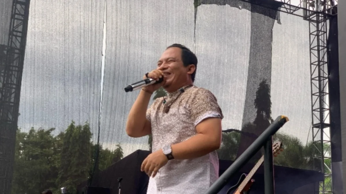 Vokalis Band Wali, Faang saat menyapa warga Ciamis pada gelaran Coklat Kita Ngabuburit 2025 (Sadam Husen/ Jabar Ekspres)