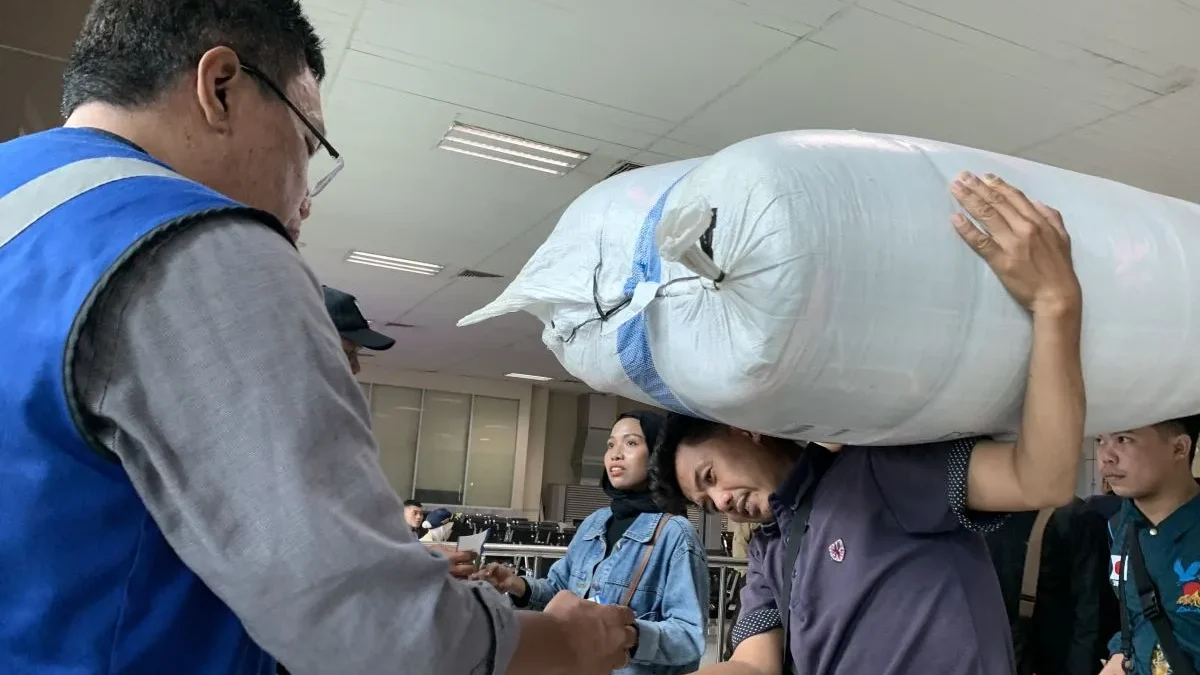 Seorang penumpang saat diperiksa tiket di Pelabuhan Tanjung Priok. (foto/ANTARA)