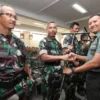 Ilustrasi sejumlah anggota TNI bersiap untuk melakukan pengelolaan sampah. (Dok. Jabar Ekspres)
