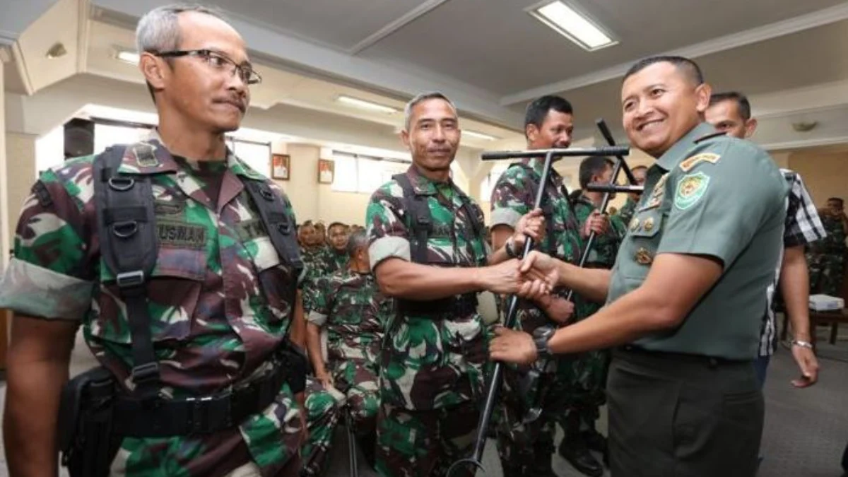 Ilustrasi sejumlah anggota TNI bersiap untuk melakukan pengelolaan sampah. (Dok. Jabar Ekspres)