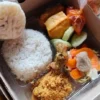 Nasi kotak yang dibagikan pada acara tasyakur bini’mah untuk menyambut pelantikan Wali Kota Cimahi berbau tidak sedap dan basi.