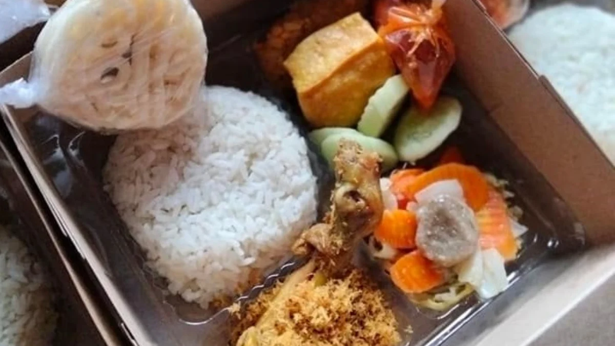 Nasi kotak yang dibagikan pada acara tasyakur bini’mah untuk menyambut pelantikan Wali Kota Cimahi berbau tidak sedap dan basi.