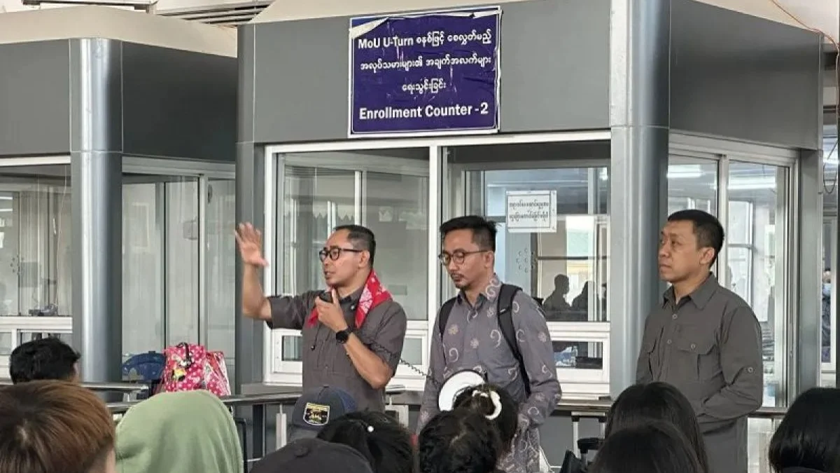 Direktur Pelindungan WNI dan BHI Kementerian Luar Negeri (Kemlu) RI Judha Nugraha (kiri). (foto/ANTARA)