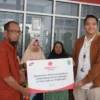 PT Kaldu Sari Nabati Indonesia menyalurkan Dana CSR dengan membangun Penerangan Jalan Umum (PJU) Desa Ciparay, Majalengka.