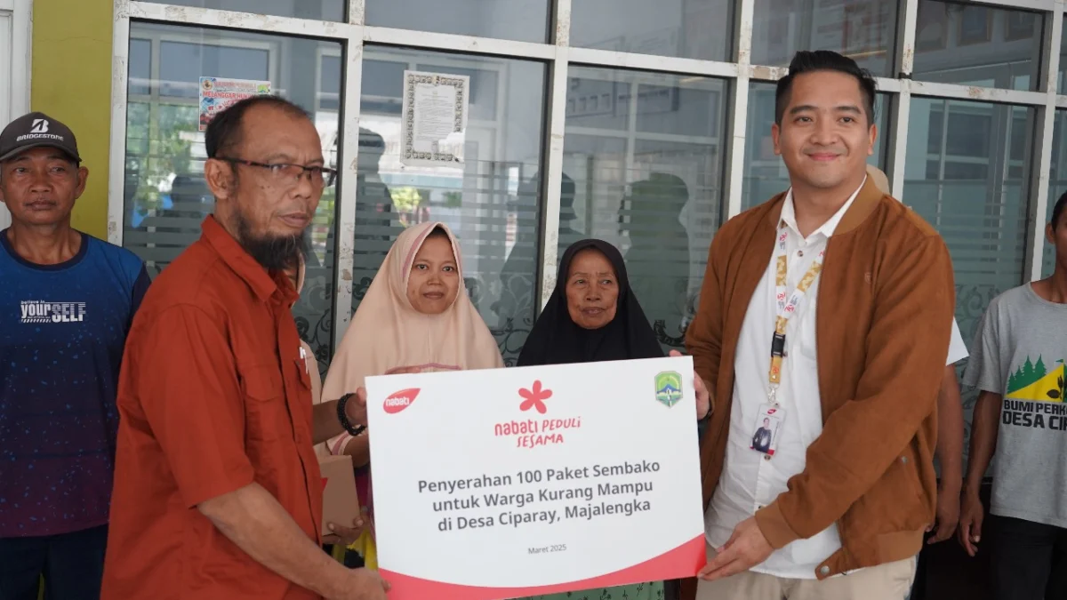PT Kaldu Sari Nabati Indonesia menyalurkan Dana CSR dengan membangun Penerangan Jalan Umum (PJU) Desa Ciparay, Majalengka.