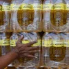 Petugas melakukan persiapan pengiriman minyak goreng MinyaKita. (foto/ANTARA)