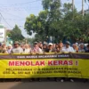 Puluhan warga Sukamiskin, Arcamanik, Kota Bandung melakukan aksi penolakan terhadap alih fungsi gedung serbaguna ( GSG ) untuk kebaktian.
