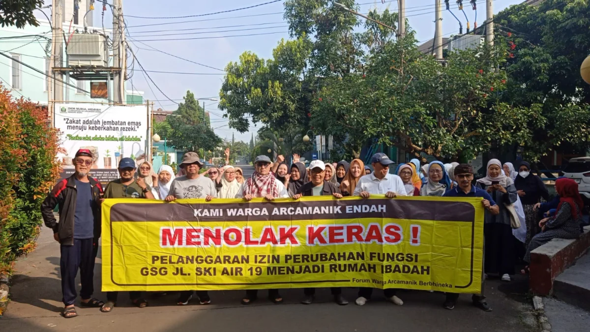Puluhan warga Sukamiskin, Arcamanik, Kota Bandung melakukan aksi penolakan terhadap alih fungsi gedung serbaguna ( GSG ) untuk kebaktian.