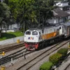 Kereta api jarak jauh melintas di Stasiun Bandung, Rabu (12/3). Foto: Dimas Rachmatsyah / Jabar Ekspres