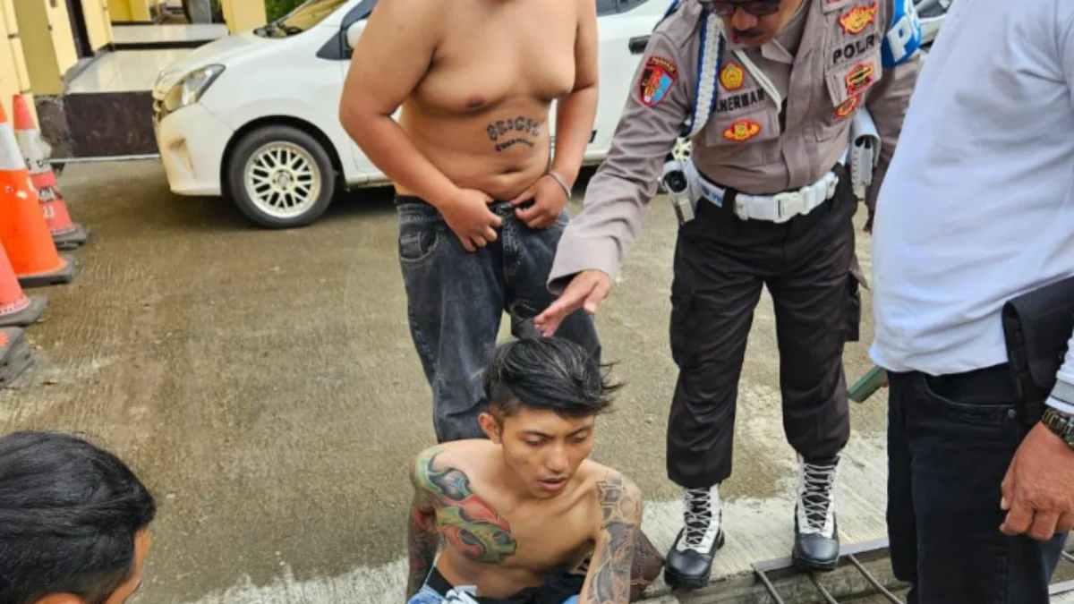 Nekat Palak Pedagang, Dua Bang Jago di Majalaya Diringkus Polisi Dua bang jago bernama Soni Agus Birama (24) dan Febrian Arif Firdaus (19) nekat melakukan pemalakan sebelum akhirnya diringkus oleh Polsek Majalaya. Foto Istimewa