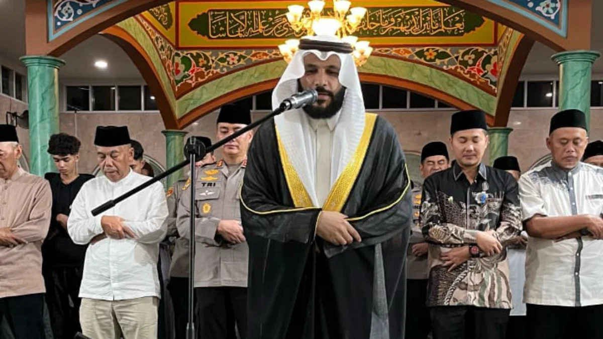 Imam Makkah, Syekh Abdurrahman Al Ausy saat Memimpin Salat Tarawih di Polres Cimahi. (Mong / Jabar Ekspres)