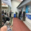 Masyarakat sedang Mengantre Pembayaran Pajak Kendaraan di Samsat Cimahi. (Mong / Jabar Ekspres)