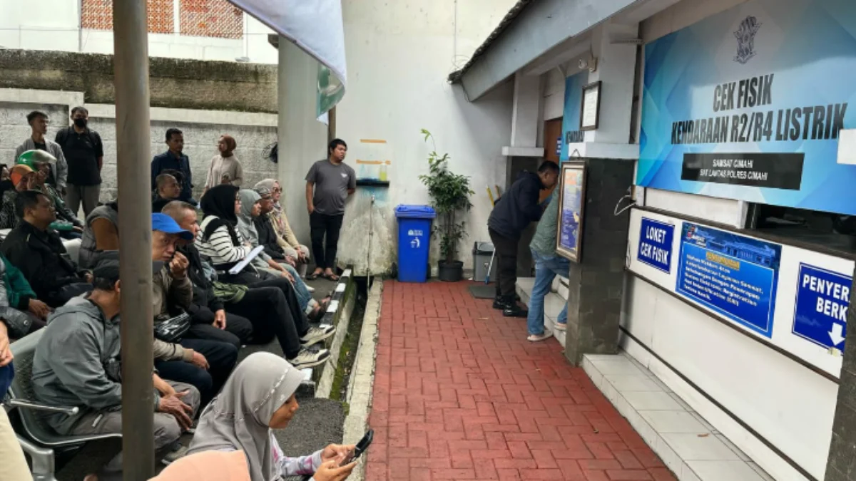 Masyarakat sedang Mengantre Pembayaran Pajak Kendaraan di Samsat Cimahi. (Mong / Jabar Ekspres)