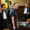 Terdakwa kasus dugaan korupsi impor gula Thomas Lembong (tengah). (foto/ANTARA)