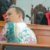 Sidang lanjutan kasus korupsi dengan terdakwa Ema Sumarna kali ini menghadirkan 3 orang saksi. Kepala Bapelitbang Kota Bandung