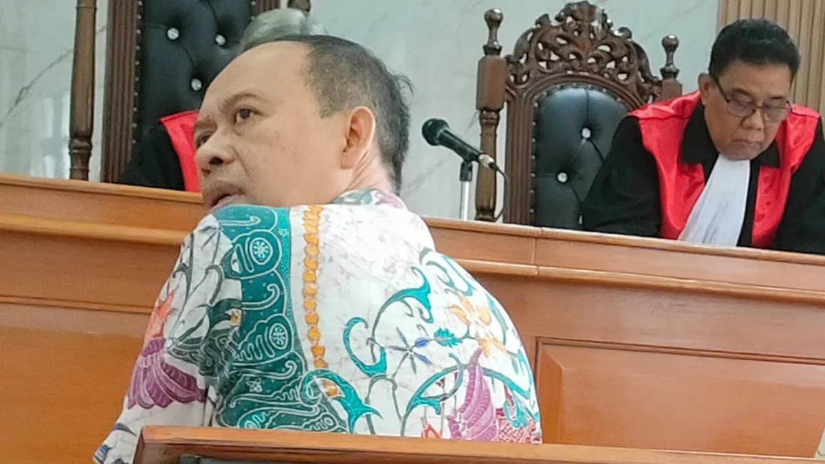 Sidang lanjutan kasus korupsi dengan terdakwa Ema Sumarna kali ini menghadirkan 3 orang saksi. Kepala Bapelitbang Kota Bandung