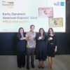 Enriko Sutarto, Consumer Lending Business Head, PT Bank Danamon Indonesia Tbk (dua dari kiri); Jacqueline Wirawan, Unsecured Business Head, PT Bank Danamon Indonesia Tbk (kiri) berfoto bersama dengan Divya Jain, VP&GM, Global Network Services, Asia & South Pacific Growth Markets, American Express (dua dari kanan); dan Perriz Azwir, Director, Business Development, American Express Indonesia (kanan) dalam acara Konferensi Pers peluncuran Kartu Danamon American Express® Gold.