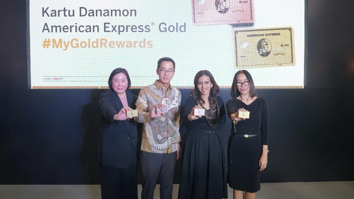 Enriko Sutarto, Consumer Lending Business Head, PT Bank Danamon Indonesia Tbk (dua dari kiri); Jacqueline Wirawan, Unsecured Business Head, PT Bank Danamon Indonesia Tbk (kiri) berfoto bersama dengan Divya Jain, VP&GM, Global Network Services, Asia & South Pacific Growth Markets, American Express (dua dari kanan); dan Perriz Azwir, Director, Business Development, American Express Indonesia (kanan) dalam acara Konferensi Pers peluncuran Kartu Danamon American Express® Gold.