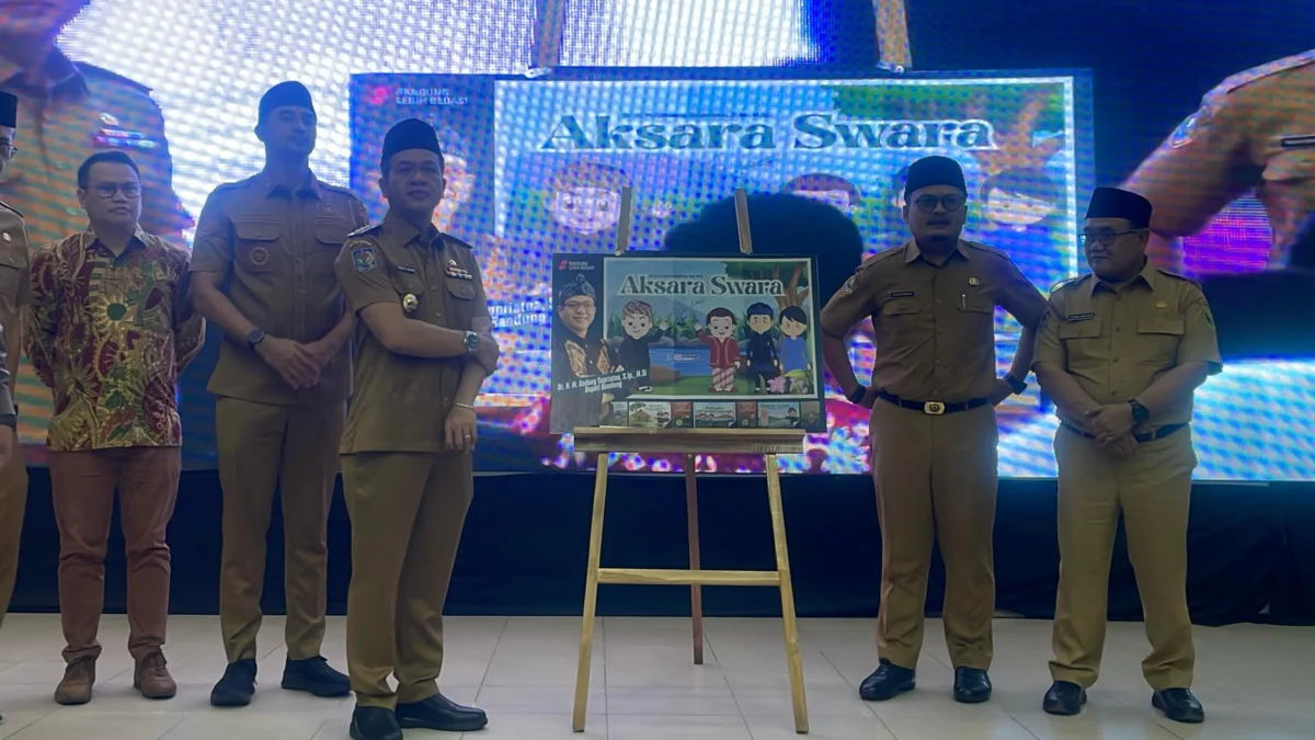 Dukung Pendidikan Budaya, Bupati Bandung Resmikan Buku Aksara Swara Sunda Bupati Bandung Dadang Supriatna resmi meluncurkan buku Aksara Swara Sunda sebagai pedoman pembelajaran muatan lokal di tingkat Sekolah Menengah Pertama (SMP) di Kabupaten Bandung, Senin (3/3/2025). Foto Agi / Jabar Ekspres
