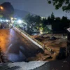 Ilustrasi: Jembatan penghubung di wilayah Kabupaten Bogor ambor akibat derasnya arus banjir bandang yang menerjang. (Sandika/Jabar Ekspres)