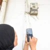 Seorang warga memasukkan nomor token listrik di rumahnya di Jalan Turangga, Kota Bandung, Senin (3/3). Foto: Dimas Rachmatsyah / Jabar Ekspres
