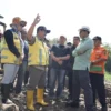 Bupati Bandung Dadang Supriatna bersama BBWS Citarum saat meninjau lokasi tanggul sungai Cikapundung yang jebol di Bojongsoang, Kabupaten Bandung. Foto Istimewa