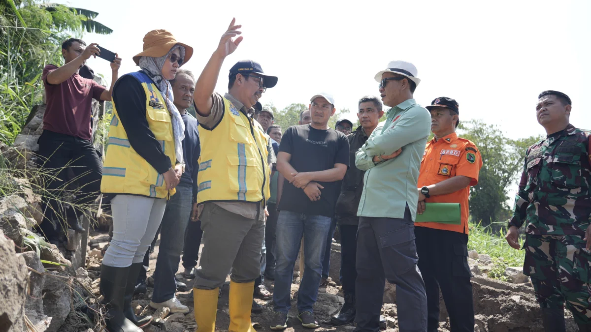 Tanggul di Bojongsoang Jebol, Bupati Bandung Pastikan Perbaikan Segera Dilakukan Bupati Bandung Dadang Supriatna bersama BBWS Citarum saat meninjau lokasi tanggul sungai Cikapundung yang jebol di Bojongsoang, Kabupaten Bandung. Foto Istimewa