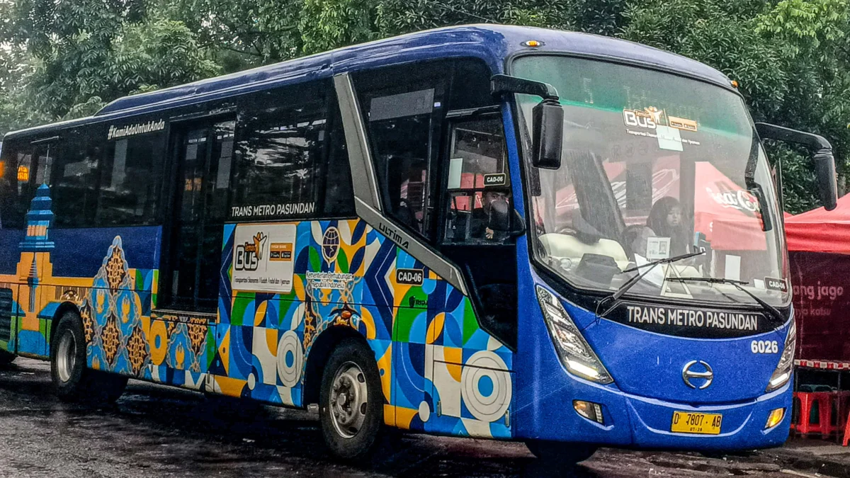 Bus Trans Metro Pasundan melintas di Jalan Dipatiukur, Kota Bandung, Senin (3/3). Foto: Dimas Rachmatsyah / Jabar Ekspres