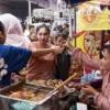Hari ketiga Ramadan, warga desak-desakan berburu takjil di kawasan Stasiun Padalarang, Underpas Jalan Lebaksari Kecamatan Ngamprah, Bandung Barat. Senin (3/3). Dok Jabar Ekspres/Suwitno