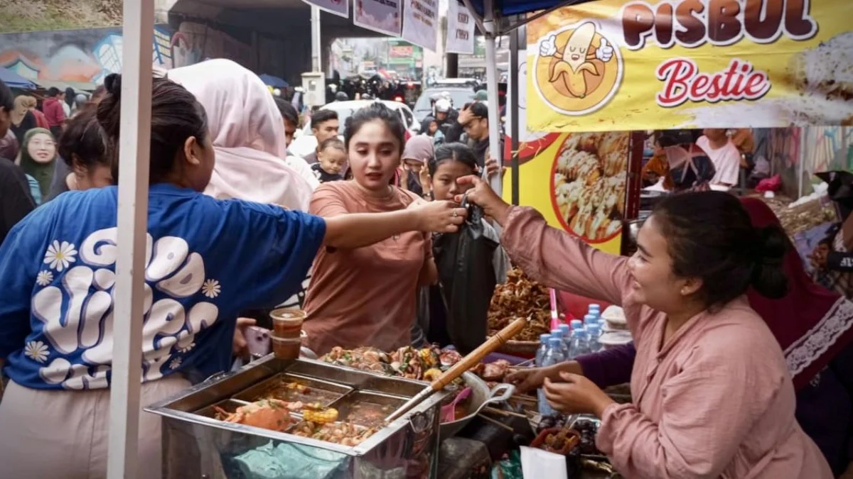 Jajakan Berbagai Jajanan, Sentra Takjil di Underpas Ngamprah Bandung Barat Diserbu Warga Hari ketiga Ramadan, warga desak-desakan berburu takjil di kawasan Stasiun Padalarang, Underpas Jalan Lebaksari Kecamatan Ngamprah, Bandung Barat. Senin (3/3). Dok Jabar Ekspres/Suwitno