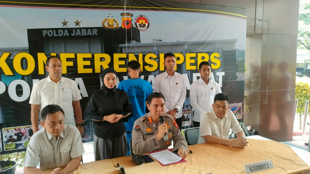Terungkap! Ini Peran Abi Auliya dalam Kasus Pembunuhan di Subang Dok. Polda Jabar saat beberkan proses penahanan terhadap salah satu tersangka berinisial AA dalam kasus pembunuhan ibu dan anak di Subang. Senin (3/3). Foto. Sandi Nugraha.