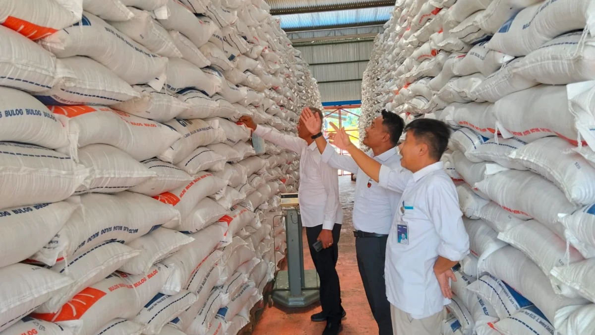 Kepala Gudang Bulog Ciamis, Ending (kanan) dan Kasat Reskrim Polres Ciamis AKP Carsono meninjau pasokan beras di Gudang Bulog Ciamis, Senin (3/3/2025). (Foto:Istimewa)