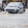 Ilustrasi: Banjir merendam jalan utama di Kota Bandung beberapa waktu lalu. Foto: Dimas Rachmatsyah / Jabar Ekspres