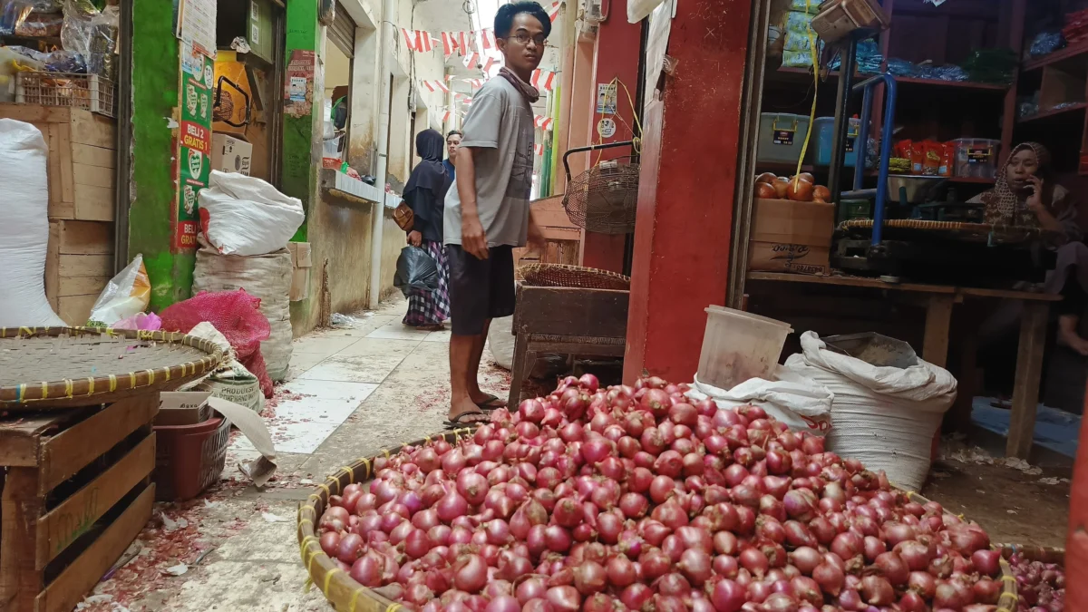 Pedagang bawang merah di Pasar Banjar Jawa Barat menjajakan dagangannya, Senin (3/3/2025). Harganya kian mahal sejak memasuki bulan Ramadan. (Foto: Cecep Herdi/Jabar Ekspres)