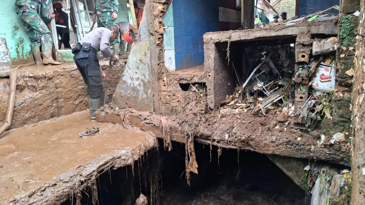 Banjir Terjang Bojonggede! 926 Jiwa Terdampak Luapan Kali Pelayangan Banjir bandang terjang Puncak Bogor pada Minggu (2/3),