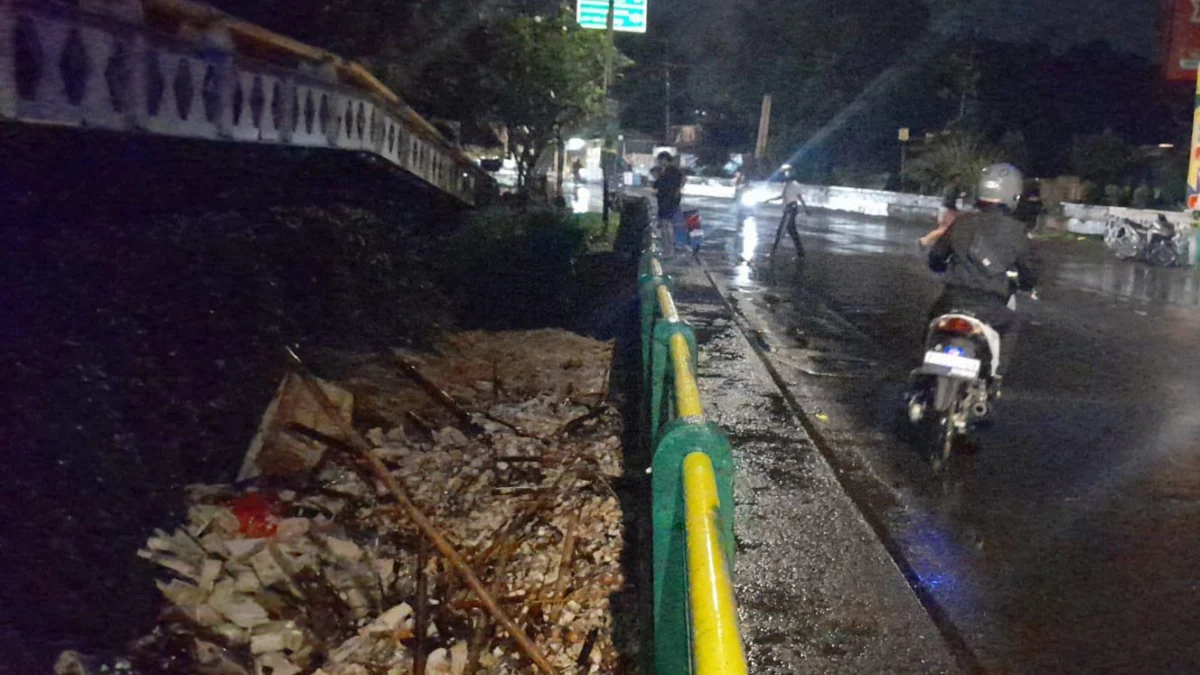 Ilustrasi: Aliran air di bawah Jembatan Warung Jambu sempat meluap menggenangi jalan raya. (Yudha Prananda / Jabar Ekspres)