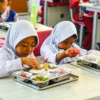 Ilustrasi: Siswa SD menyantap program Makan Bergizi Gratis di Kota Bandung beberapa waktu lalu. Foto: Dimas Rachmatsyah / Jabar Ekspres
