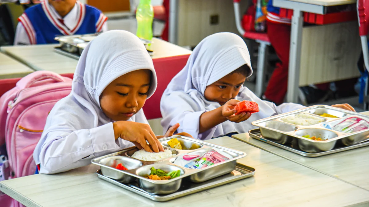 Ilustrasi: Siswa SD menyantap program Makan Bergizi Gratis di Kota Bandung beberapa waktu lalu. Foto: Dimas Rachmatsyah / Jabar Ekspres