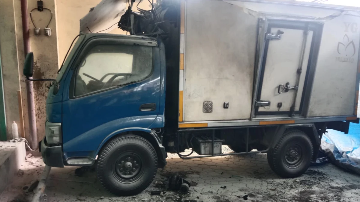 Truk Freezer Meledak di Bojongloa Bandung, 1 Tewas dan 2 Terluka Ist. Truk Freezer yang meledak di wilayah Cibaduyut Lama, Bojongloa Kidul, Kota Bandung. Dok. Polsek Bojongloa Kidul.