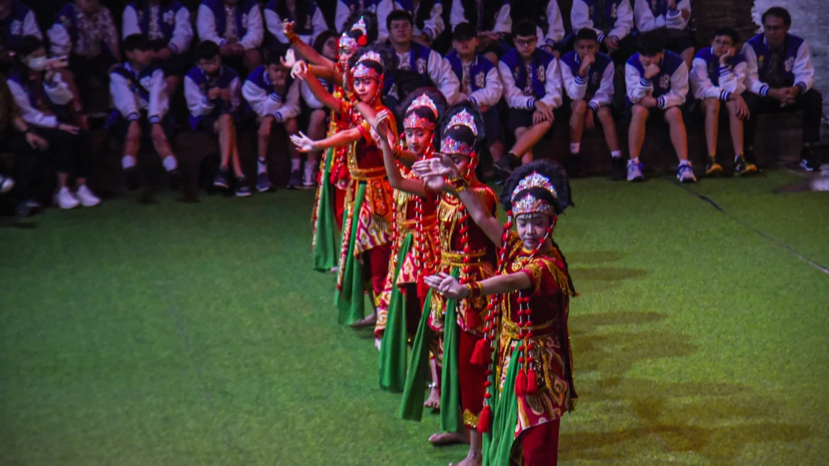Memiliki Gubernur Budayawan, Seniman Bandung: Jangan Tunggu Instruksi, Berkarya Saja! Sejumlah anak menampilkan seni tari tradisional di Saung Angklung Udjo, Kota Bandung, Senin (24/2). Foto: Dimas Rachmatsyah / Jabar Ekspres